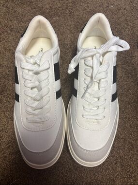 Project Cloud Women's White PlatformSneakers w/ Black Side Stripes. Tags on sole
